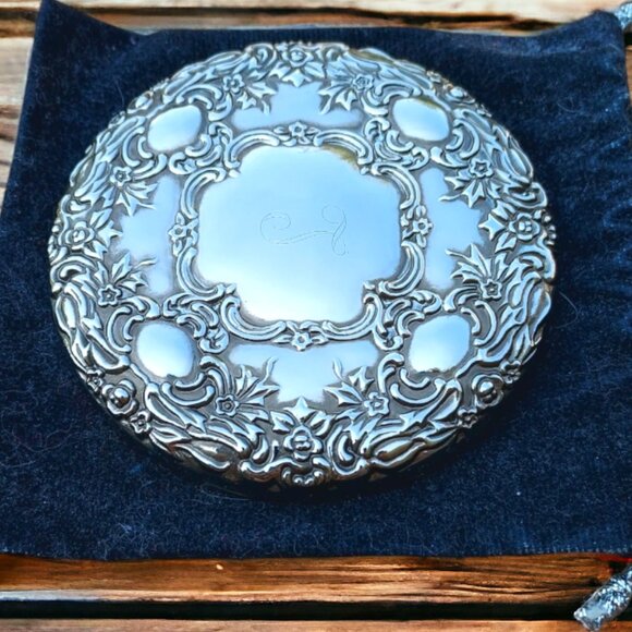 VINTAGE "L" Embossed Pocket Mirror 3 1/4" Round Ornate Victorian Style - Picture 7 of 8